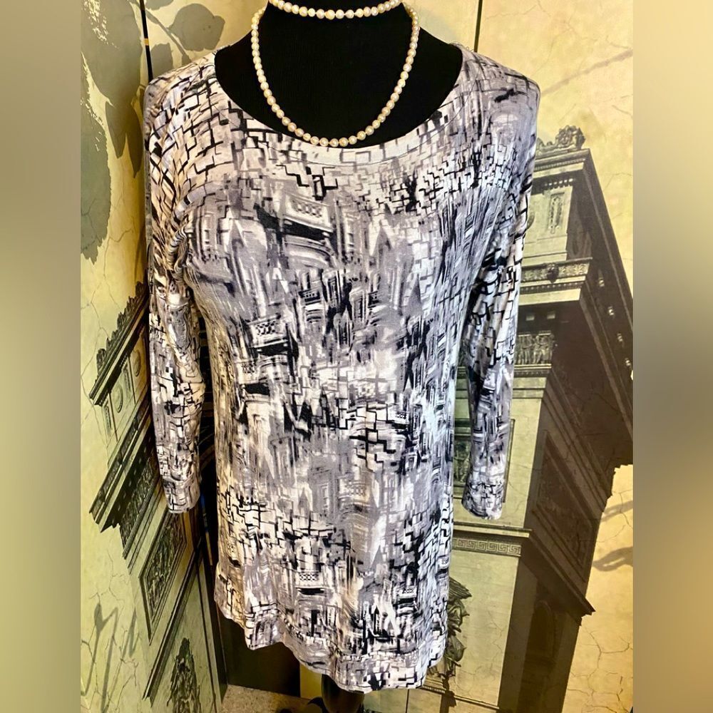 Nice top by Cable & Gauge in size medium